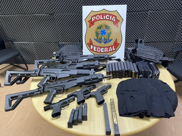 PF prende fuzis e pistolas que seriam usados em roubos em Campo Grande