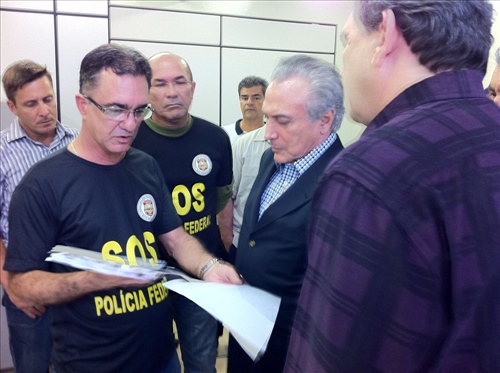 Policiais entregam proposta de reestruturação ao vice-presidente » 




