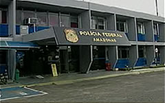 Aqui policial de plantão descansa embaixo da escada »
