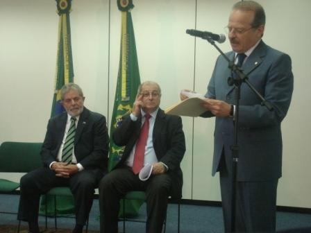 Lula assina decreto do reenquadramento »